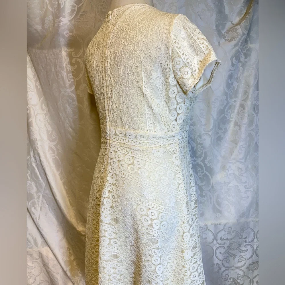 Cream/pale yellow - lace dress from the brand De Collection. Size XL